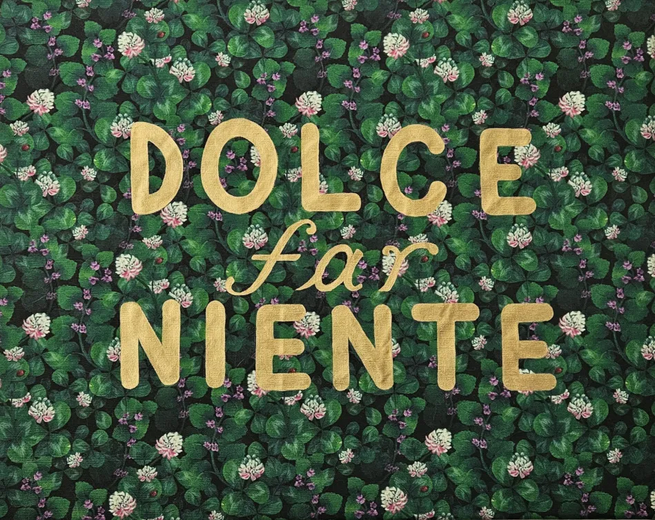 Dolce far niente in gold letters on a repeating background of clover and ground ivy